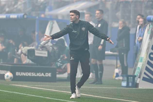 GER; 2. FBL,, Hamburger SV vs FC St.Pauli 03.05.2024, Volksparkstadion, Hamburg, GER; 2. FBL, Hamburger SV vs FC St.Pauli im Bild Trainer Fabian Huerzeler (Hürzeler Paulli) im Nebel der Pyrotechnik