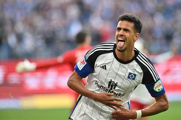 GER; 2. FBL,, Hamburger SV vs FC St.Pauli 03.05.2024, Volksparkstadion, Hamburg, GER; 2. FBL, Hamburger SV vs FC St.Pauli im Bild Robert Glatzel (Hamburg 09) foult Manolis Saliakas (Pauli 02), schiesst ein Tor, jubelt und das Tor wird nicht gezaehlt