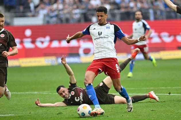 GER; 2. FBL,, Hamburger SV vs FC St.Pauli 03.05.2024, Volksparkstadion, Hamburg, GER; 2. FBL, Hamburger SV vs FC St.Pauli im Bild Robert Glatzel (Hamburg 09) foult Manolis Saliakas (Pauli 02)
