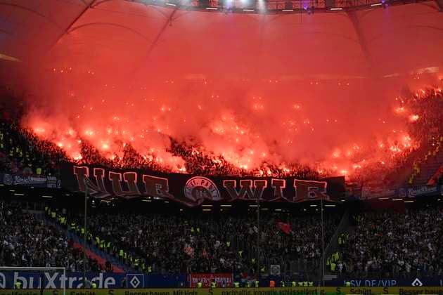 GER; 2. FBL,, Hamburger SV vs FC St.Pauli 03.05.2024, Volksparkstadion, Hamburg, GER; 2. FBL, Hamburger SV vs FC St.Pauli im Bild Feature die Fans von Pauli zuenden zu Spielbeginn Pyrotechnik