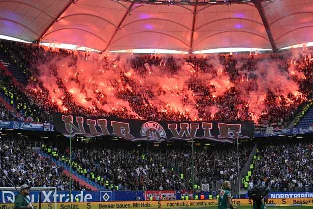 GER; 2. FBL,, Hamburger SV vs FC St.Pauli 03.05.2024, Volksparkstadion, Hamburg, GER; 2. FBL, Hamburger SV vs FC St.Pauli im Bild Feature die Fans von Pauli zuenden zu Spielbeginn Pyrotechnik