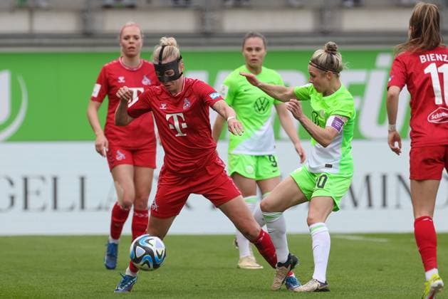 v.li.: Celina Degen (1. FC Köln, 5) und Svenja Huth (VfL Wolfsburg, 10) im Zweikampf, Duell, Dynamik, Aktion, Action, Spielszene, DIE DFB-RICHTLINIEN UNTERSAGEN JEGLICHE NUTZUNG VON FOTOS ALS SEQUENZBILDER UND ODER VIDEOÄHNLICHE FOTOSTRECKEN. DFB REGULATIONS PROHIBIT ANY USE OF PHOTOGRAPHS AS IMAGE SEQUENCES AND OR QUASI-VIDEO., 03.05.2024, Wolfsburg (Deutschland), Fussball, Google Pixel Frauen-Bundesliga, VfL Wolfsburg - 1. FC Köln