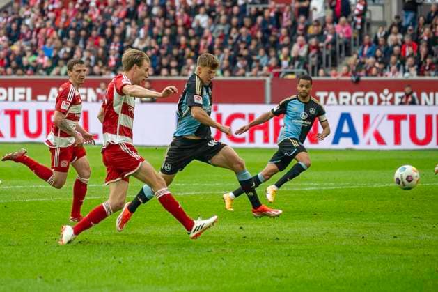 Fussball: 2. Bundesliga, Saison 2023 2024, 32. Spieltag, Fortuna Duesseldorf - 1. FC Nuernberg am 03.05.2024 in der Merkur Spiel-Arena in Duesseldorf. Vincent Vermeij (Fortuna Duesseldorf, 09) erzielt das Tor zum 1:0. Finn Jeltsch (1. FC Nuernberg, 44) kann es nicht verhindern. Wichtiger Hinweis: Gemaess den Vorgaben der DFL Deutsche Fussball Liga bzw. des DFB Deutscher Fussball-Bund ist es untersagt, in dem Stadion und oder vom Spiel angefertigte Fotoaufnahmen in Form von Sequenzbildern und oder videoaehnlichen Fotostrecken zu verwerten bzw. verwerten zu lassen. Foto: Kirchner-Media TH