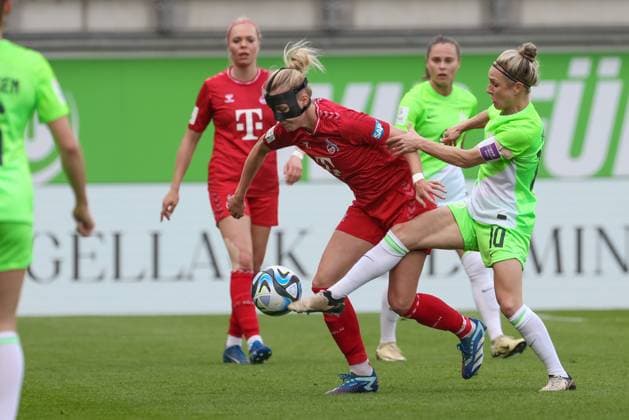 v.li.: Celina Degen (1. FC Köln, 5) und Svenja Huth (VfL Wolfsburg, 10) im Zweikampf, Duell, Dynamik, Aktion, Action, Spielszene, DIE DFB-RICHTLINIEN UNTERSAGEN JEGLICHE NUTZUNG VON FOTOS ALS SEQUENZBILDER UND ODER VIDEOÄHNLICHE FOTOSTRECKEN. DFB REGULATIONS PROHIBIT ANY USE OF PHOTOGRAPHS AS IMAGE SEQUENCES AND OR QUASI-VIDEO., 03.05.2024, Wolfsburg (Deutschland), Fussball, Google Pixel Frauen-Bundesliga, VfL Wolfsburg - 1. FC Köln