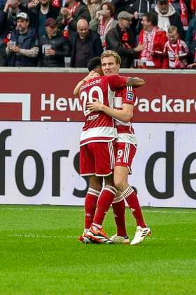 Fussball: 2. Bundesliga, Saison 2023 2024, 32. Spieltag, Fortuna Duesseldorf - 1. FC Nuernberg am 03.05.2024 in der Merkur Spiel-Arena in Duesseldorf. Jamil Siebert (Fortuna Duesseldorf, 20) umarmt den Torschuetzen zum 1:0 Vincent Vermeij (Fortuna Duesseldorf, 09). Wichtiger Hinweis: Gemaess den Vorgaben der DFL Deutsche Fussball Liga bzw. des DFB Deutscher Fussball-Bund ist es untersagt, in dem Stadion und oder vom Spiel angefertigte Fotoaufnahmen in Form von Sequenzbildern und oder videoaehnlichen Fotostrecken zu verwerten bzw. verwerten zu lassen. Foto: Kirchner-Media TH