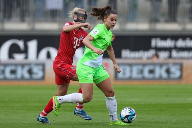 v.li.: Celina Degen (1. FC Köln, 5) und Lena Oberdorf (VfL Wolfsburg, 5) im Zweikampf, Duell, Dynamik, Aktion, Action, Spielszene, DIE DFB-RICHTLINIEN UNTERSAGEN JEGLICHE NUTZUNG VON FOTOS ALS SEQUENZBILDER UND ODER VIDEOÄHNLICHE FOTOSTRECKEN. DFB REGULATIONS PROHIBIT ANY USE OF PHOTOGRAPHS AS IMAGE SEQUENCES AND OR QUASI-VIDEO., 03.05.2024, Wolfsburg (Deutschland), Fussball, Google Pixel Frauen-Bundesliga, VfL Wolfsburg - 1. FC Köln