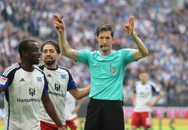 Schiedsrichter Dr. Matthias Joellenbeck Fussball, Herren, Saison 2023 2024, 2.BL, Volksparkstadion, Hamburger SV gegen FC St Pauli, Stadtderby DFL REGULATIONS PROHIBIT ANY USE OF PHOTOGRAPHS AS IMAGE SEQUENCES AND OR QUASI-VIDEO.
