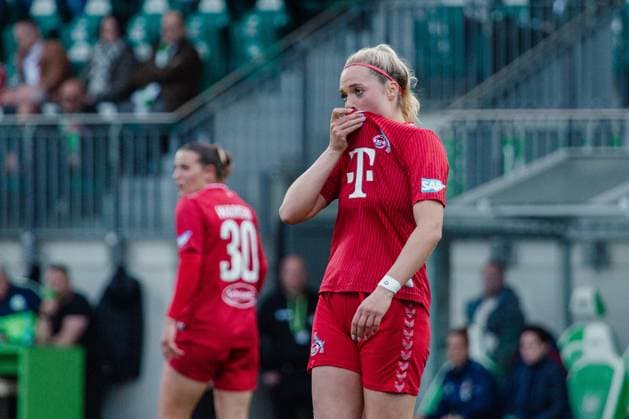 Wolfsburg, Deutschland 03. Mai 2024: 1. BL - Frauen - 2023 2024 - VfL Wolfsburg vs. 1. FC Köln Im Bild: Janina Hechler (Koeln) unzufrieden auf dem Spielfeld. DFB regulations prohibit any use of photographs as image sequences and or quasi-video AOK Stadion Niedersachsen Copyright: xFotostandx xNiewelerx