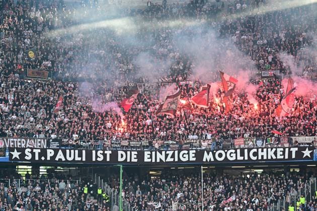 Fußball I Herren I 2023-2024 I 2. Bundesliga I 32. Spieltag I Hamburger SV - FC St. Pauli I 3.5.2024 Pyro Flaggen, Fahnen, Fanblock, St. Pauli ist die einzige Möglichkeit Hamburg Volksparkstadion Hamburg Deutschland