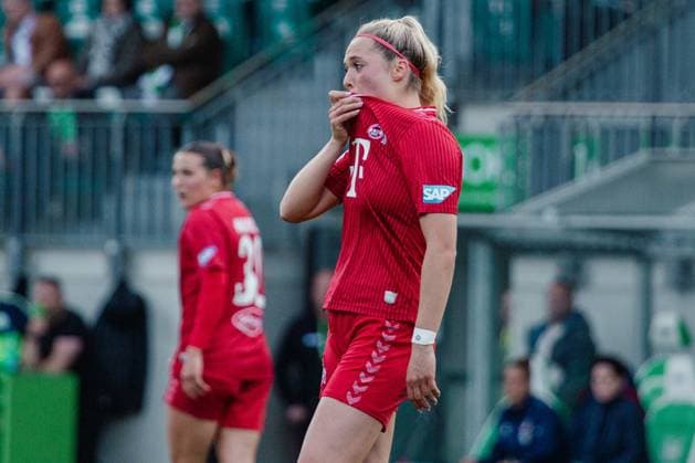 Wolfsburg, Deutschland 03. Mai 2024: 1. BL - Frauen - 2023 2024 - VfL Wolfsburg vs. 1. FC Köln Im Bild: Janina Hechler (Koeln) unzufrieden auf dem Spielfeld. DFB regulations prohibit any use of photographs as image sequences and or quasi-video AOK Stadion Niedersachsen Copyright: xFotostandx xNiewelerx