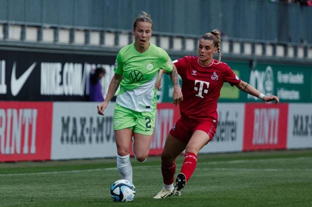 Wolfsburg, Deutschland 03. Mai 2024: 1. BL - Frauen - 2023 2024 - VfL Wolfsburg vs. 1. FC Köln Im Bild: v. li. im Zweikampf Lynn Wilms (Wolfsburg) und Janina Hechler (Koeln) DFB regulations prohibit any use of photographs as image sequences and or quasi-video AOK Stadion Niedersachsen Copyright: xFotostandx xNiewelerx