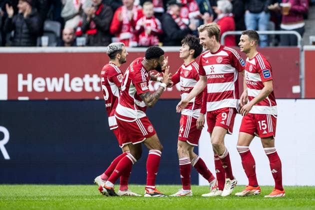2. Fussball Bundesliga: Fortuna Düsseldorf 1895 - 1. FC Nürnberg; 03.05.2024 Jubel zum 2:0 durch Vincent Vermeij (Fortuna Düsseldorf, 9) Jamil Siebert (Fortuna Düsseldorf, 20), Tim Oberdorf (Fortuna Düsseldorf, 15) 2. Fussball Bundesliga: Fortuna Düsseldorf 1895 - 1. FC Nürnberg, Düsseldorf, Merkur Spiel-Arena DFL REGULATIONS PROHIBIT ANY USE OF PHOTOGRAPHS AS IMAGE SEQUENCES AND OR QUASI-VIDEO.