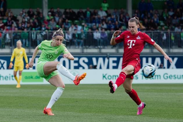 Wolfsburg, Deutschland 03. Mai 2024: 1. BL - Frauen - 2023 2024 - VfL Wolfsburg vs. 1. FC Köln Im Bild: v.li. Kathrin Hendrich (Wolfsburg) und Dora Zeller (Koeln) DFB regulations prohibit any use of photographs as image sequences and or quasi-video AOK Stadion Niedersachsen Copyright: xFotostandx xNiewelerx
