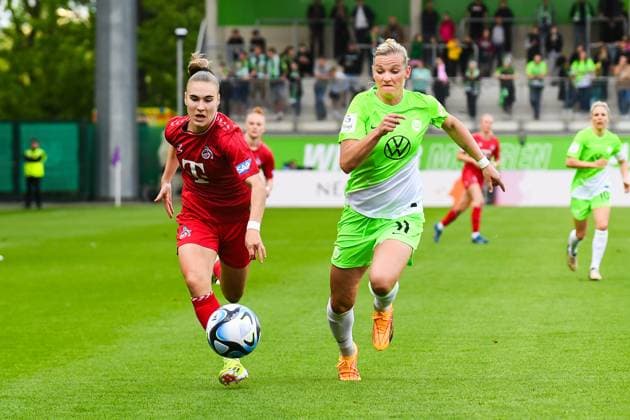 Fußball I Frauen I Saison 2023-2024 I Bundesliga I 20. Spieltag I VfL Wolfsburg - 1. FC Köln I 03.05.2024 Zweikampf Alena Bienz (11, 1. FC Köln) und Alexandra Popp (11, VfL Wolfsburg) Wolfsburg AOK Stadion Niedersachsen Deutschland Copyright: xLobeca InesxHähnelx