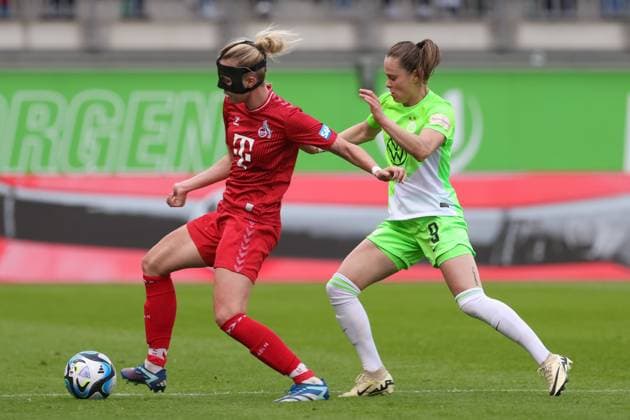 v.li.: Celina Degen (1. FC Köln, 5) und Ewa Pajor (VfL Wolfsburg, 9) im Zweikampf, Duell, Dynamik, Aktion, Action, Spielszene, DIE DFB-RICHTLINIEN UNTERSAGEN JEGLICHE NUTZUNG VON FOTOS ALS SEQUENZBILDER UND ODER VIDEOÄHNLICHE FOTOSTRECKEN. DFB REGULATIONS PROHIBIT ANY USE OF PHOTOGRAPHS AS IMAGE SEQUENCES AND OR QUASI-VIDEO., 03.05.2024, Wolfsburg (Deutschland), Fussball, Google Pixel Frauen-Bundesliga, VfL Wolfsburg - 1. FC Köln