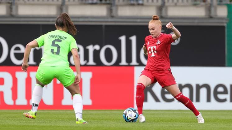 v.li.: Lena Oberdorf (VfL Wolfsburg, 5) und Laura Vogt (1. FC Köln, 8) am Ball, Einzelbild, Ganzkörper, Aktion, Action, Spielszene, DIE DFB-RICHTLINIEN UNTERSAGEN JEGLICHE NUTZUNG VON FOTOS ALS SEQUENZBILDER UND ODER VIDEOÄHNLICHE FOTOSTRECKEN. DFB REGULATIONS PROHIBIT ANY USE OF PHOTOGRAPHS AS IMAGE SEQUENCES AND OR QUASI-VIDEO., 03.05.2024, Wolfsburg (Deutschland), Fussball, Google Pixel Frauen-Bundesliga, VfL Wolfsburg - 1. FC Köln