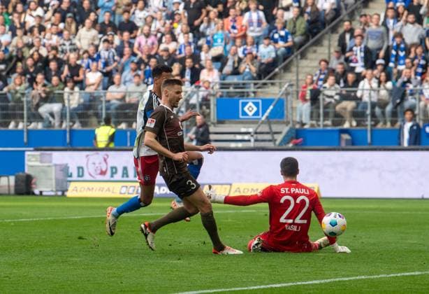 Fussball, Herren, Saison 2023 2024, 2. Bundesliga (32. Spieltag), Hamburger SV - FC St. Pauli, Robert Glatzel (HSV) erzielt das vermeintliche Tor zum 1:0 gegen Karol Mets (FC St. Pauli) und Torhüter Nikola Vasilj (FC St. Pauli), 03.05. 2024,
