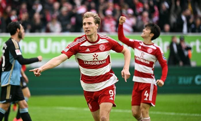 Fussball, 2. Bundesliga, Deutschland, Herren, Saison 2023 2024, 32. Spieltag, Merkur-Spiel-Arena Düsseldorf, Fortuna Düsseldorf - 1. FC Nürnberg; Jubel Vincent Vermeij (F95) nach seinem Tor zum 1:0. Jubel, Freude, Aktion. DFB DFL REGULATIONS PROHIBIT ANY USE OF PHOTOGRAPHS AS IMAGE SEQUENCES AND OR QUASI-VIDEO