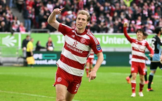 Fussball, 2. Bundesliga, Deutschland, Herren, Saison 2023 2024, 32. Spieltag, Merkur-Spiel-Arena Düsseldorf, Fortuna Düsseldorf - 1. FC Nürnberg; Jubel Vincent Vermeij (F95) nach seinem Tor zum 1:0. Jubel, Freude, Aktion. DFB DFL REGULATIONS PROHIBIT ANY USE OF PHOTOGRAPHS AS IMAGE SEQUENCES AND OR QUASI-VIDEO
