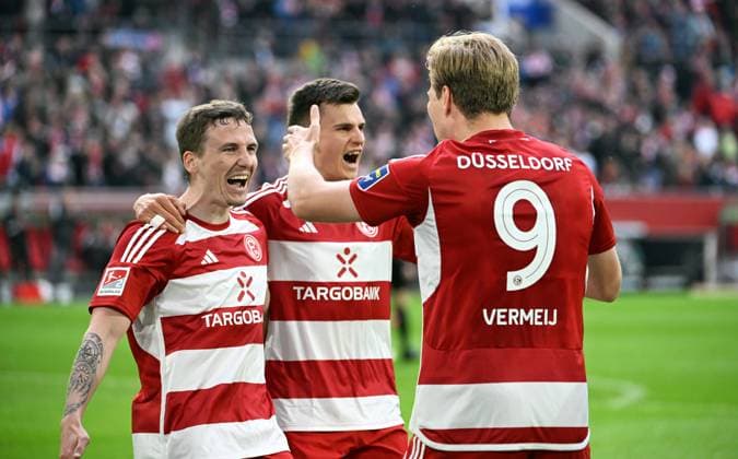 Fussball, 2. Bundesliga, Deutschland, Herren, Saison 2023 2024, 32. Spieltag, Merkur-Spiel-Arena Düsseldorf, Fortuna Düsseldorf - 1. FC Nürnberg; Jubel Vincent Vermeij (F95) nach seinem Tor zum 1:0. Jubel, Freude, Aktion. DFB DFL REGULATIONS PROHIBIT ANY USE OF PHOTOGRAPHS AS IMAGE SEQUENCES AND OR QUASI-VIDEO