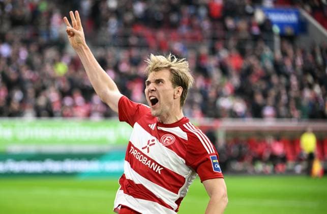 Sport Bilder des Tages Fussball, 2. Bundesliga, Deutschland, Herren, Saison 2023 2024, 32. Spieltag, Merkur-Spiel-Arena Düsseldorf, Fortuna Düsseldorf - 1. FC Nürnberg; Jubel Vincent Vermeij (F95) nach seinem Tor zum 1:0. Jubel, Freude, Aktion. DFB DFL REGULATIONS PROHIBIT ANY USE OF PHOTOGRAPHS AS IMAGE SEQUENCES AND OR QUASI-VIDEO