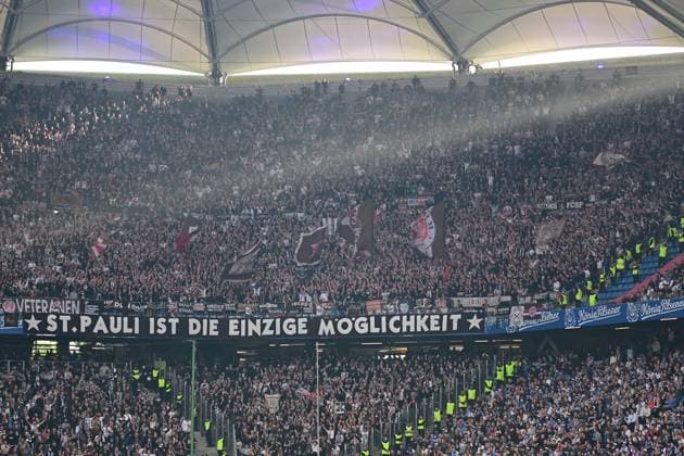 Fußball I Herren I 2023-2024 I 2. Bundesliga I 32. Spieltag I Hamburger SV - FC St. Pauli I 3.5.2024 Lichtstrahl, St. Pauli ist die einzige Möglichkeit, Fanblock, Symbolfoto Hamburg Volksparkstadion Hamburg Deutschland