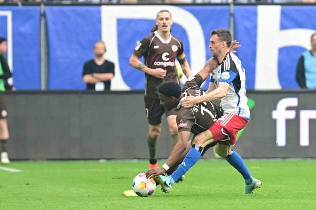 Fußball I Herren I 2023-2024 I 2. Bundesliga I 32. Spieltag I Hamburger SV - FC St. Pauli I 3.5.2024 Jonas Meffert (23, Hamburger SV) und Oladapo Afolayan (17, FC St. Pauli)schenken sich nichts - hier der der HSVer rustikal zu Werke Hamburg Volksparkstadion Hamburg Deutschland