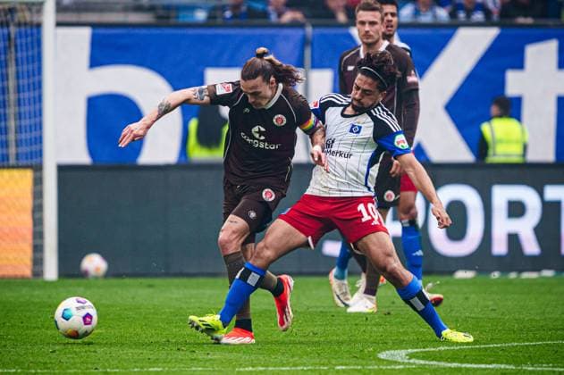 Jackson Irvine (FC St. Pauli, 07), Immanuel Pherai (Hamburger SV, 10) GER, Hamburger SV vs. FC St. Pauli, Fussball, 2. Bundesliga, Spieltag 32, Saison 2023 2024, 03.05.2024 DFL REGULATIONS PROHIBIT ANY USE OF PHOTOGRAPHS AS IMAGE SEQUENCES AND OR QUASI-VIDEO GER, Hamburger SV vs. FC St. Pauli, Fussball, 2. Bundesliga, Spieltag 32, Saison 2023 2024, 03.05.2024 Hamburg