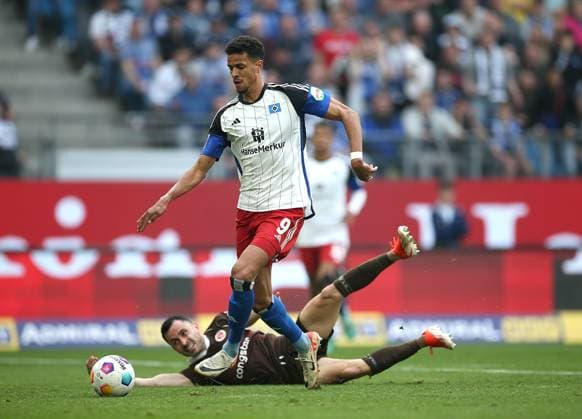 03.05.2024, Fussball 2. Bundesliga 2023 2024, 32. Spieltag, Hamburger SV - FC St. Pauli , im Volksparkstadion Hamburg. (L-R) Robert Glatzel (Hamburg) gegen Manolis Saliakas (FC St. Pauli)
