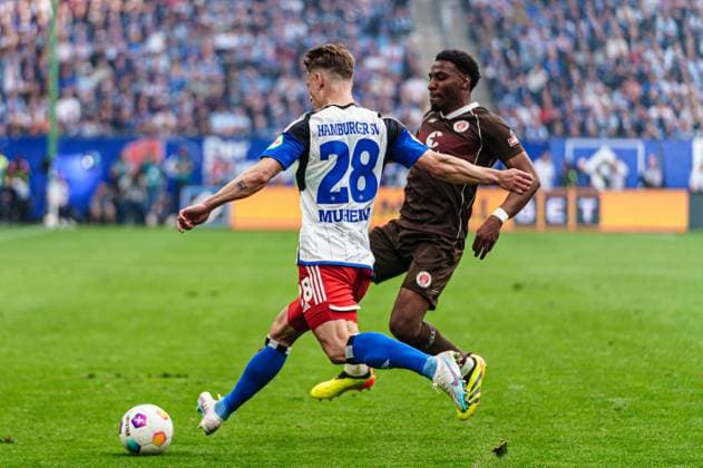 Miro Muheim (Hamburger SV, 28), Oladapo Afolayan (FC St. Pauli, 17) GER, Hamburger SV vs. FC St. Pauli, Fussball, 2. Bundesliga, Spieltag 32, Saison 2023 2024, 03.05.2024 DFL REGULATIONS PROHIBIT ANY USE OF PHOTOGRAPHS AS IMAGE SEQUENCES AND OR QUASI-VIDEO GER, Hamburger SV vs. FC St. Pauli, Fussball, 2. Bundesliga, Spieltag 32, Saison 2023 2024, 03.05.2024 Hamburg