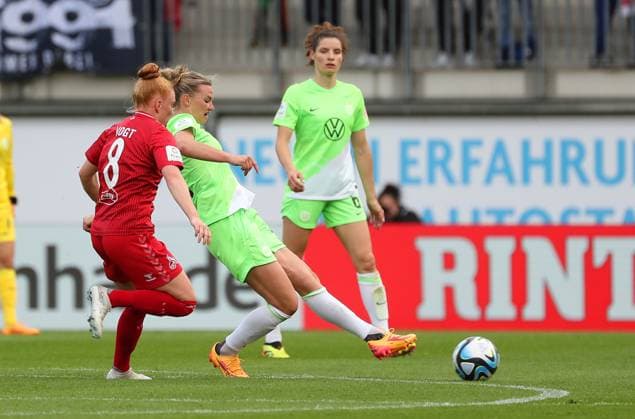 VfL vs. Köln, BL Frauen Wolfsburg, 03.05.2024, FUßBALL - VfL Wolfsburg vs. 1. FC Köln, Google Pixel Frauen-Bundesliga, Saison 2023 24. Laura Vogt (Köln), Alexandra Popp (VfL Wolfsburg) Wolfsburg