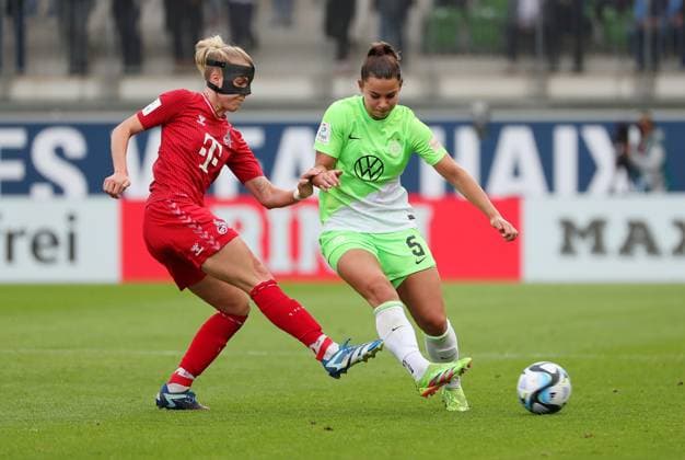 VfL vs. Köln, BL Frauen Wolfsburg, 03.05.2024, FUßBALL - VfL Wolfsburg vs. 1. FC Köln, Google Pixel Frauen-Bundesliga, Saison 2023 24. Celina Degen (Köln), Lena Oberdorf (VfL Wolfsburg) Wolfsburg