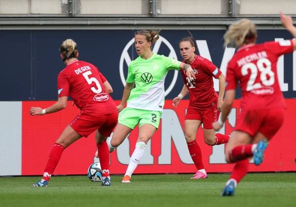 VfL vs. Köln, BL Frauen Wolfsburg, 03.05.2024, FUßBALL - VfL Wolfsburg vs. 1. FC Köln, Google Pixel Frauen-Bundesliga, Saison 2023 24. Celina Degen (Köln), Lynn Wilms (VfL Wolfsburg) Wolfsburg