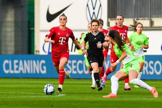 Fußball I Frauen I Saison 2023-2024 I Bundesliga I 20. Spieltag I VfL Wolfsburg - 1. FC Köln I 03.05.2024 Selina Cerci (29, 1. FC Köln) stürmt mit Ball Freisteller, Nahaufnahme, Porträt, Portrait, Einzelfoto, Einzelbild, Körper Wolfsburg AOK Stadion Niedersachsen Deutschland Copyright: xLobeca InesxHähnelx