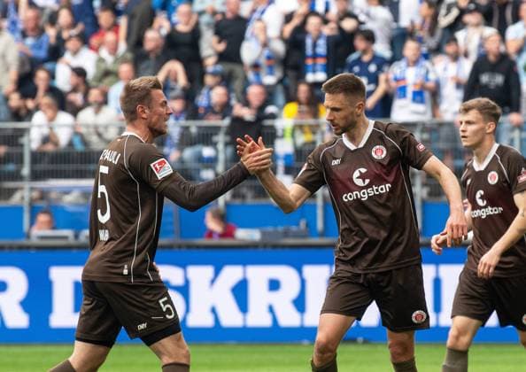 Fussball, Herren, Saison 2023 2024, 2. Bundesliga (32. Spieltag), Hamburger SV - FC St. Pauli, v.l. Hauke Wahl (FC St. Pauli), Karol Mets (FC St. Pauli), 03.05. 2024,