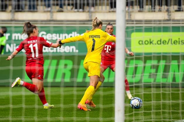 Fußball I Frauen I Saison 2023-2024 I Bundesliga I 20. Spieltag I VfL Wolfsburg - 1. FC Köln I 03.05.2024 Merle Frohms (1, VfL Wolfsburg, Torwart) wird im Strafraum von Alena Bienz (11, 1. FC Köln) und Selina Cerci (29, 1. FC Köln) angelaufen Wolfsburg AOK Stadion Niedersachsen Deutschland Copyright: xLobeca InesxHähnelx