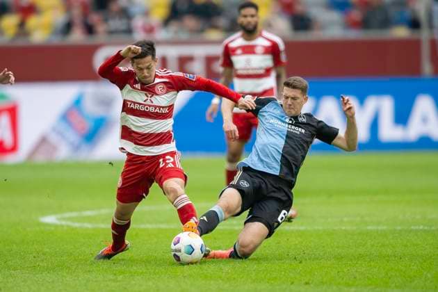 Fussball: 2. Bundesliga, Saison 2023 2024, 32. Spieltag, Fortuna Duesseldorf - 1. FC Nuernberg am 03.05.2024 in der Merkur Spiel-Arena in Duesseldorf. Zweikampf zwischen Shinta Appelkamp (Fortuna Duesseldorf, 23) und Florian Flick (1. FC Nuernberg, 06). Wichtiger Hinweis: Gemaess den Vorgaben der DFL Deutsche Fussball Liga bzw. des DFB Deutscher Fussball-Bund ist es untersagt, in dem Stadion und oder vom Spiel angefertigte Fotoaufnahmen in Form von Sequenzbildern und oder videoaehnlichen Fotostrecken zu verwerten bzw. verwerten zu lassen. Foto: Kirchner-Media TH