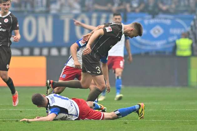 GER; 2. FBL,, Hamburger SV vs FC St.Pauli 03.05.2024, Volksparkstadion, Hamburg, GER; 2. FBL, Hamburger SV vs FC St.Pauli im Bild Lukasz Poreba (Hamburg 06) foult Karol Mets (Pauli 03)