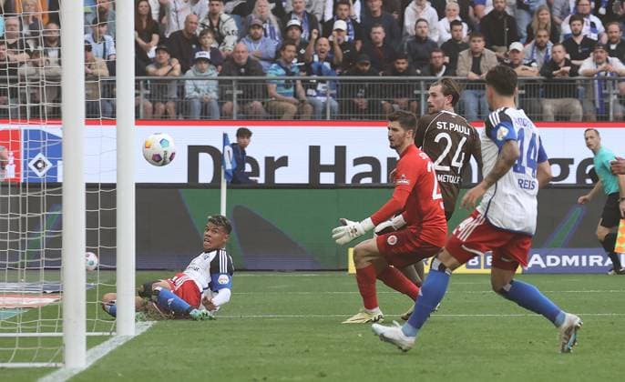 Ransford-Yeboah Koenigsdoerffer (HSV) trifft den Pfosten Fussball, Herren, Saison 2023 2024, 2.BL, Volksparkstadion, Hamburger SV gegen FC St Pauli, Stadtderby DFL REGULATIONS PROHIBIT ANY USE OF PHOTOGRAPHS AS IMAGE SEQUENCES AND OR QUASI-VIDEO.