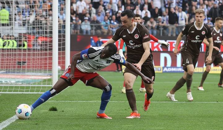 Jean-Luc Dompe (HSV), Manolis Saliakas (FC St. Pauli) Fussball, Herren, Saison 2023 2024, 2.BL, Volksparkstadion, Hamburger SV gegen FC St Pauli, Stadtderby DFL REGULATIONS PROHIBIT ANY USE OF PHOTOGRAPHS AS IMAGE SEQUENCES AND OR QUASI-VIDEO.