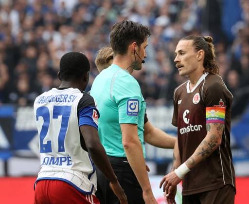 Schiedsrichter Dr. Matthias Joellenbeck, Jackson Irvine (FC St. Pauli) Fussball, Herren, Saison 2023 2024, 2.BL, Volksparkstadion, Hamburger SV gegen FC St Pauli, Stadtderby DFL REGULATIONS PROHIBIT ANY USE OF PHOTOGRAPHS AS IMAGE SEQUENCES AND OR QUASI-VIDEO.