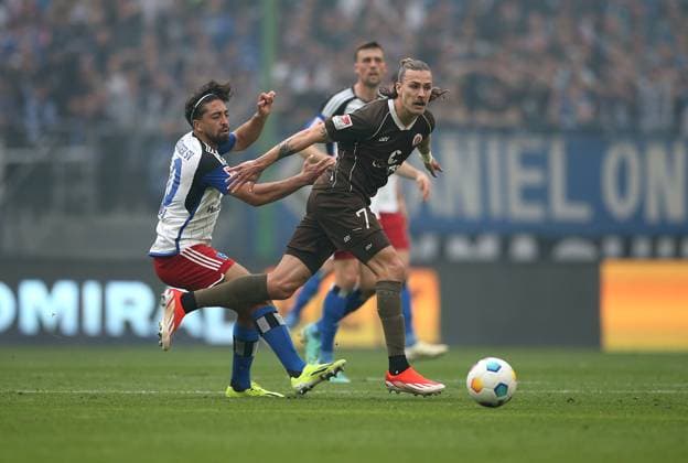 03.05.2024, Fussball 2. Bundesliga 2023 2024, 32. Spieltag, Hamburger SV - FC St. Pauli , im Volksparkstadion Hamburg. (L-R) Immanuel Pherai (Hamburg) gegen Jackson Irvine (FC St. Pauli)