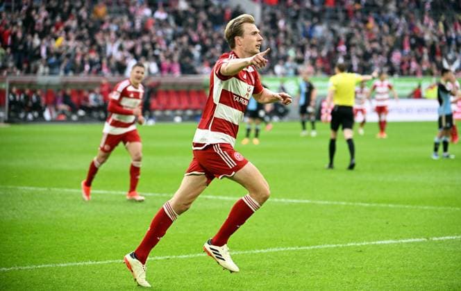 Fussball, 2. Bundesliga, Deutschland, Herren, Saison 2023 2024, 32. Spieltag, Merkur-Spiel-Arena Düsseldorf, Fortuna Düsseldorf - 1. FC Nürnberg; Jubel Vincent Vermeij (F95) nach seinem Tor zum 2:0. Jubel, Freude, Aktion. DFB DFL REGULATIONS PROHIBIT ANY USE OF PHOTOGRAPHS AS IMAGE SEQUENCES AND OR QUASI-VIDEO