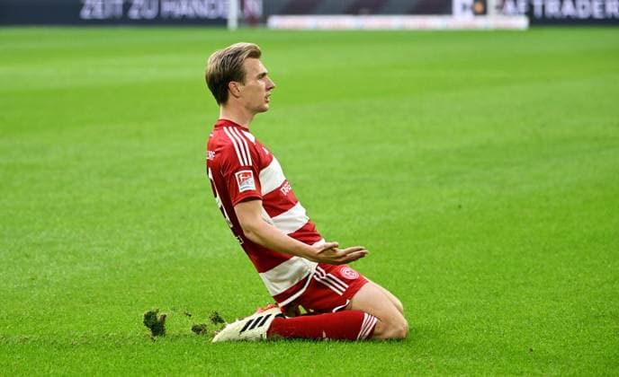 Fussball, 2. Bundesliga, Deutschland, Herren, Saison 2023 2024, 32. Spieltag, Merkur-Spiel-Arena Düsseldorf, Fortuna Düsseldorf - 1. FC Nürnberg; Jubel Vincent Vermeij (F95) nach seinem Tor zum 2:0. Jubel, Freude, Aktion. DFB DFL REGULATIONS PROHIBIT ANY USE OF PHOTOGRAPHS AS IMAGE SEQUENCES AND OR QUASI-VIDEO