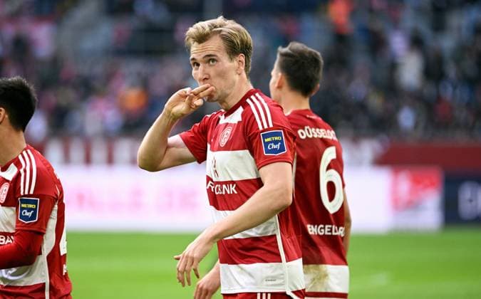 Fussball, 2. Bundesliga, Deutschland, Herren, Saison 2023 2024, 32. Spieltag, Merkur-Spiel-Arena Düsseldorf, Fortuna Düsseldorf - 1. FC Nürnberg; Jubel Vincent Vermeij (F95) nach seinem Tor zum 2:0. Jubel, Freude, Aktion. DFB DFL REGULATIONS PROHIBIT ANY USE OF PHOTOGRAPHS AS IMAGE SEQUENCES AND OR QUASI-VIDEO