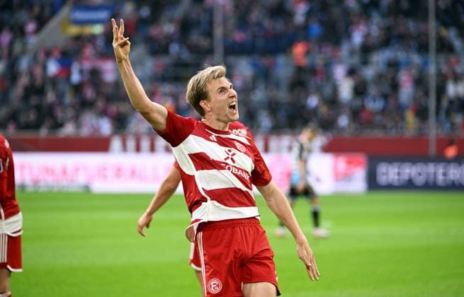 Fussball, 2. Bundesliga, Deutschland, Herren, Saison 2023 2024, 32. Spieltag, Merkur-Spiel-Arena Düsseldorf, Fortuna Düsseldorf - 1. FC Nürnberg; Jubel Vincent Vermeij (F95) nach seinem Tor zum 2:0. Jubel, Freude, Aktion. DFB DFL REGULATIONS PROHIBIT ANY USE OF PHOTOGRAPHS AS IMAGE SEQUENCES AND OR QUASI-VIDEO