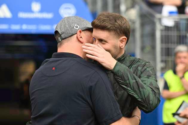 GER; 2. FBL,, Hamburger SV vs FC St.Pauli 03.05.2024, Volksparkstadion, Hamburg, GER; 2. FBL, Hamburger SV vs FC St.Pauli im Bild Trainer Fabian Huerzeler (Hürzeler Paulli) begruesst Trainer Steffen Baumgart (Hamburg) vor dem Spiel