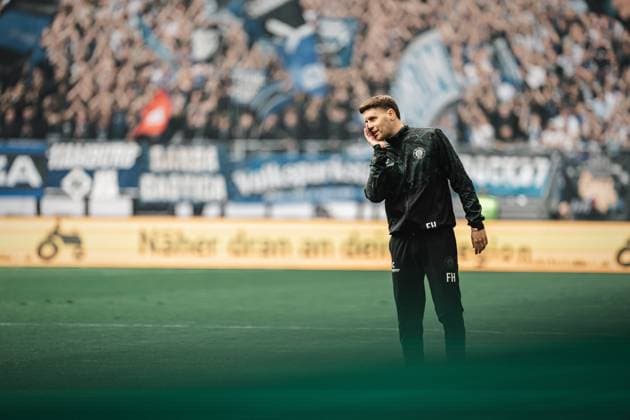 Fußball Männer Saison 2023 2024 2. Fußball-Bundesliga 32. Spieltag Hamburger SV vs. FC St. Pauli 03.05.2024 Trainer Fabian Hürzeler (FC St. Pauli) gibt heimliche Anweisungen Hamburg Volksparkstadion Hamburg Deutschland
