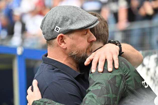 GER; 2. FBL,, Hamburger SV vs FC St.Pauli 03.05.2024, Volksparkstadion, Hamburg, GER; 2. FBL, Hamburger SV vs FC St.Pauli im Bild Trainer Fabian Huerzeler (Hürzeler Paulli) begruesst Trainer Steffen Baumgart (Hamburg) vor dem Spiel