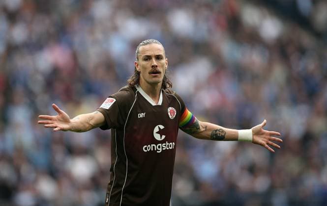03.05.2024, Fussball 2. Bundesliga 2023 2024, 32. Spieltag, Hamburger SV - FC St. Pauli , im Volksparkstadion Hamburg. Jackson Irvine (FC St. Pauli)